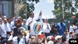 El veterano político Henry Ramos Allup (der.) levanta el brazo del legislador Carlos Prosperi, candidato por Acción Democrática a las elecciones presidenciales de Venezuela, en Caracas el 13 de septiembre de 2022. (Foto Álvaro Algarra, VOA)