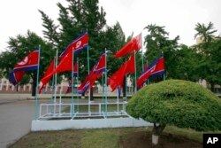 Banderas nacionales de Corea del Norte y China adornan una calle en Pyongyang, Corea del Norte, el 20 de junio de 2019, con motivo de la visita del presidente de China, Xi Jinping.