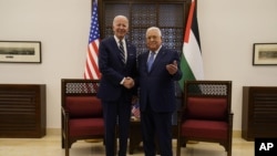 El presidente palestino Mahmoud Abbas y el presidente estadounidense Joe Biden se dan la mano en la ciudad cisjordana de Belén, el viernes 15 de julio de 2022. (Foto AP/Evan Vucci)