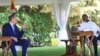 Міністр закордонних справ Росії Сергій Лавров і президент Уганди Йовері Мусевені під час зустрічі в Ентеббе, Уганда. Фото зроблене 26 липня 2022 року. Фото AP/Hajarah Nalwadda