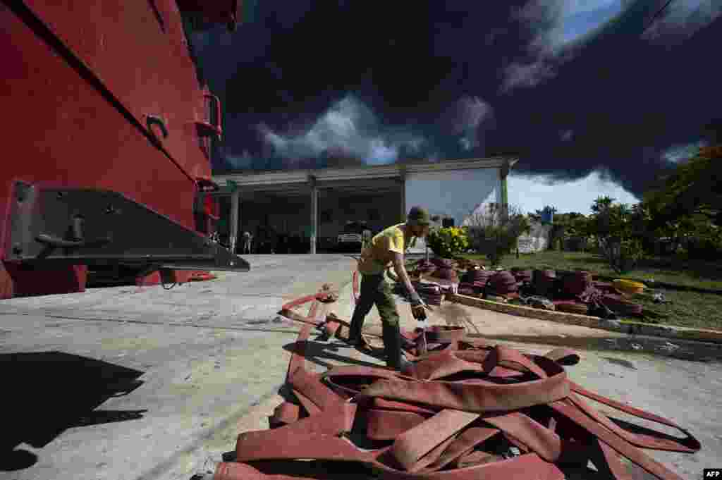 Hasta ahora una persona murió, 121 debieron ser atendidas por lesiones y 17 bomberos se encuentran desaparecidos en el lugar del siniestro. (Foto de YAMIL LAGE / AFP)