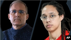 ARCHIVO - Los estadounidenses Paul Whelan y Brittney Griner, ambos detenidos en Rusia, se ven en una foto combinada.