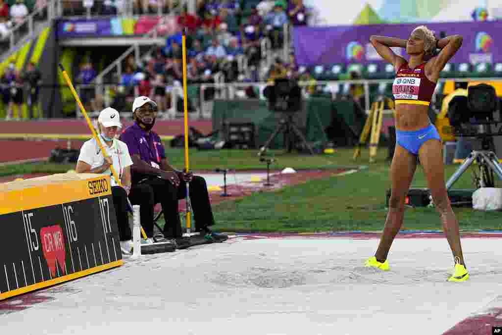 Venezolana Yulimar Rojas celebra uno de sus logros deportivos durante la competencia.