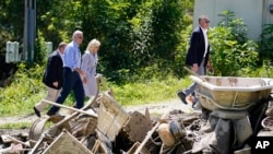 El presidente Joe Biden y la primera dama Jill Biden recorren un vecindario afectado por las inundaciones el 8 de agosto de 2022 en Lost Creek, Kentucky, EEUU.