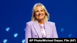 La primera dama de EEUU, Jill Biden, durante una convención de maestros en Boston el 15 de julio de 2022. Foto AP.