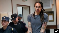 ARCHIVO - La jugadora de baloncesto estadounidense Brittney Griner es escoltada antes de una audiencia en la corte en las afueras de Moscú, el 4 de agosto de 2022.
