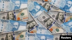 Billetes de dólares estadounidenses y pesos chilenos REUTERS/Rodrigo Garrido/Ilustración