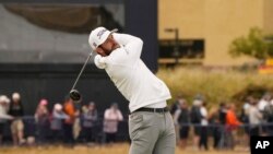 El estadounidense Cameron Youngen el hoyo 18 del Abierto Británico en St. Andrews en Escocia el 14 de julio del 2022. (AP oto/Gerald Herbert)