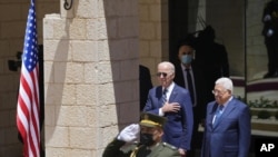 El presidente estadounidense Joe Biden y el presidente palestino Mahmoud Abbas escuchan el himno nacional durante una ceremonia de bienvenida en la ciudad cisjordana de Belén, el viernes 15 de julio de 2022. (AP Photo/Majdi Mohammed