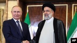 El presidente ruso, Vladimir Putin, a la izquierda, y el presidente iraní, Ebrahim Raisi, posan para una foto antes de sus conversaciones en el palacio de Saadabad, en Teherán, Irán, el martes 19 de julio de 2022. (Sergei Savostyanov, Sputnik, Kremlin Pool Photo vía AP)