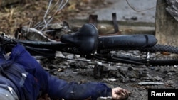 MATERIAL SENSIBLE. ESTA IMAGEN PUEDE OFENDER O MOLESTAR El cuerpo de una mujer, que según los residentes fue asesinada por soldados del ejército ruso, yace en la calle, en Bucha, en la región de Kiev, Ucrania, 2 de abril de 2022. REUTERS/Zohra bensemra.