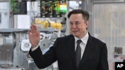 El director ejecutivo de Tesla, Elon Musk, asiste a la inauguración de la fábrica de Tesla Berlin Brandenburg en Gruenheide, Alemania, el 22 de marzo de 2022. Elon Musk adquiere una participación del 9,2% en Twitter.