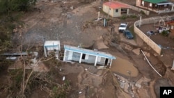 Una casa yace en el lodo después de que el huracán Fiona la arrastró en Villa Esperanza en Salinas, Puerto Rico, el miércoles 21 de septiembre de 2022.