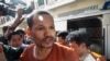 រូបឯកសារ៖ លោក​មាជ សុវណ្ណារ៉ា ប្រធាន​នាយកដ្ឋាន​ព័ត៌មាន​​គណបក្ស​សង្រ្គោះជាតិ​ ដែល​កំពុង​ជាប់ឃុំ​នៅ​ពន្ធនាគារ​ព្រៃស​ត្រូវ​ប៉ូលិស​នាំចូល​បន្ទប់​នៅ​ក្នុង​សាលាឧទ្ទរណ៏ នៅ​ថ្ងៃ​អង្គារ ទី​២៣ ខែ​សីហា ឆ្នាំ​២០១៦។ ​(ឡេង ឡែន/VOA)