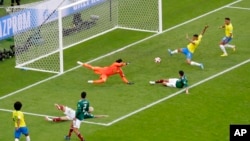 Neymar, de Brasil, (derecha) se prepara para patear la pelota y antoar durante la ronda de 16 en el partido de Brasil con México en la Copa Mundial en Samara, Rusia, el lunes, 2 de julio de 2018.