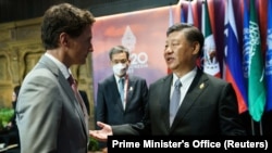 Momento en que el líder chino Xi Jinping confronta al primer ministro canadiense, Justin Trudeau, sobre fliltraciones a la prensa de una entevista entre amos en el G20 en Bali, Indonesia, el 16 de noviembre de 2022.