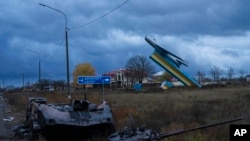 Un vehículo blindado destruido se encuentra en la entrada de Jersón, en el sur de Ucrania, el 16 de noviembre de 2022.