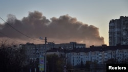El humo se eleva sobre Lviv, Ucrania, después de los ataques con misiles rusos el 15 de noviembre de 2022.