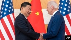 ARCHIVO - El presidente estadounidense Joe Biden, derecha, y el presidente chino, Xi Jinping, se dan la mano antes de una reunión al margen de la cumbre del G20 el 14 de noviembre de 2022, en Bali, Indonesia.