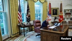 El presidente Donald Trump respondiendo preguntas durante una entrevista con Reuters en la Oficina Oval de la Casa Blanca en Washington, el 29 de abril de 2020.