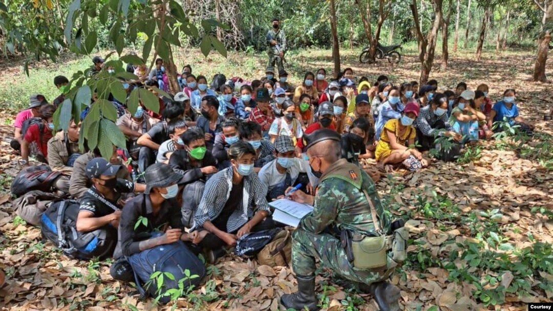 ကမ်ချနဘူရီပြည်နယ်နဲ့ ပရာကျွတ်ခီရီကန်ပြည်နယ်မှာ ဖေဖော်ဝါရီလ ၄ ရက်နေ့က ဖမ်းမိတဲ့ မြန်မာနိုင်ငံသားများ။ (ဖေဖော်ဝါရီ ၄၊ ၂၀၂၂။ ဓာတ်ပုံ - ထိုင်းစစ်တပ် PR Center)