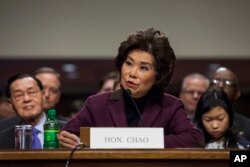 Elaine Chao, nominada a Secretaria de Transporte, testifica en una audiencia de la Comisión de Comercio, Ciencia y Transporte del Senado durante su audiencia de confirmación.