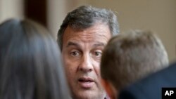 El gobernador de Nueva Jersey, Chris Christie criticó que el gobierno no exija estatus legal a las personas que se hacen cargo de los niños.