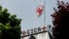 Bendera Komite Internasional Palang Merah (ICRC) di kantor pusat ICRC di Jenewa, Swiss, 24 Mei 2007. (Keystone, Martial Trezzini/AP)