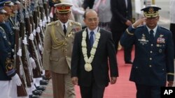 ဖိလစ်ပိုင်နိုင်ငံမှာ သမ္မတဦးသိန်းစိန်ကို အခမ်းအနားနဲ့ ဂုဏ်ပြု ကြိုဆိုစဉ်။