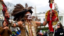 Un miembro de la Tribu Lakota baila fuera de la Casa Blanca durante una manifestación contra la construcción del disputado oleoducto Dakota Access el viernes 10 de marzo de 2017 en Washington.