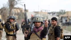 Miembros de la fuerza especial de contraterrorismo de Irak aseguran el vecindario de Hoz en el centro de Ramadi tras la huida de militantes del Estado Islámico. Dic. 27, 2015