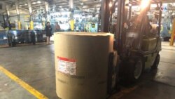 Las bobinas de papel para el diario La Prensa, de Nicaragua, entran a la instalación. Foto: Donaldo Hernández/VOA.