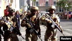 Las fuerzas armadas de Bolivia se movilizan mientras el presidente Arce "denunció la movilización irregular", en La Paz.