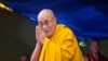 Arhiva - Tibetanski duhovni vođa Dalaj Lama pozdravlja hodočasnike nakon što je stigao kako bi održao religijski govor u Tibetanskoj školi za decu u Darmsali, Indija.
