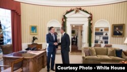 El excandidato Mitt Romney fue invitado por el presidente Obama para involucrarlo en los compromisos que deben hacer los republicanos en el Congreso para evitar el abismo fiscal. [Foto: Casa Blanca]