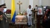 Familiares de la exsenadora colombiana y precandidata al Senado por el partido político Pacto Histórico, Piedad Córdoba, asisten a su fuenral en el Capitolio Nacional en Bogotá, el 22 de enero de 2024.
