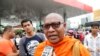 រូបឯកសារ៖ ព្រះ​តេជគុណ ​លួន សុវ៉ាត ផ្ដល់​បទសម្ភាសន៍​ជាមួយ​VOA នៅ​ស្ថានីយ៍​ចាក់​ប្រេង​មួយ ​នៅ​រាជធានី​ភ្នំពេញ​ បន្ទាប់​ពី​លោក កែម ឡី​​ ត្រូវ​ក្មាន់​កាំភ្លើង​បាញ់​សម្លាប់​ នៅថ្ងៃ​អាទិត្យ​ ទី​០៩ ខែ​កក្ដដា​ ឆ្នាំ​២០១៦។ ​​(ឡេង ឡែន/VOA)