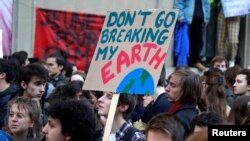 Youths demonstrate for climate change during the "Fridays for Future" school strike, in front of the Ecology Ministry in Paris, France, Feb. 15, 2019. 