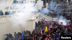 Seguidores del entonces presidente Donald Trump entraron por la fuerza en el Capitolio de EE. UU. el 6 de enero de 2021, mientras se producía la certificación del Colegio Electoral que dio la victoria a Joe Biden en la contienda presidencial de 2020.