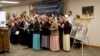 Una foto del grupo de los diecisiete rehenes liberados se ve junto al podio mientras los miembros del personal de Christian Aid Ministries cierran una conferencia de prensa cantando "Nearer My God to Thee" en la oficina central de Christian Aid Ministries en Berlín, Ohio.