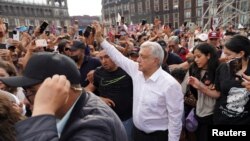 El presidente mexicano, Andrés Manuel López Obrador, saluda a sus simpatizanes durante una marcha en la Ciudad de México el 27 de noviembre de 2022.