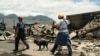 Socorristas con perros registran las ruinas de los edificios destruidos en Lahaina, en Maui, Hawái, el 13 de agosto de 2023.