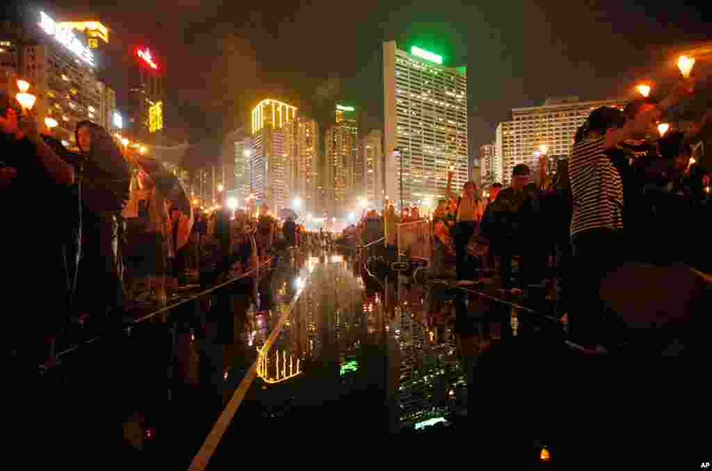 Tens of thousands of people attend a candlelight vigil at Hong Kong&#39;s Victoria Park, June 4, 2013
