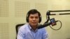 លោក នុត ករុណា អតីតពលករ​ចំណាក​ស្រុក​នៅ​ប្រទេស​កូរ៉េ​ខាង​ត្បូវ​នៅក្នុង​បន្ទប់​ផ្សាយរបស់ VOA នៅ​រាជធានី​ភ្នំពេញ ក្នុង​ពេល​លោក​ចូលរួម​ជា​វាគ្មិនក្នុងកម្មវិធី​ Hello VOA នៅថ្ងៃ​ព្រហស្បតិ៍ ទី២៣ ខែមិថុនា ឆ្នាំ២០១៦។ (លឹម សុធី/VOA) 
