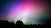 Auroras boreales iluminan el cielo sobre una granja en Brunswick, Maine, el 10 de mayo de 2024. 