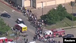 En esta imagen tomada de un video proporcionado por el canal de televisión WFAA, clientes y personal salen de un centro comercial en que se registró un tiroteo, el sábado 6 de mayo de 2023, en Allen, Texas.
