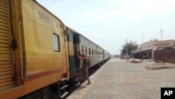 Un soldado paramilitar toma posición en una estación de tren cerca del lugar del ataque a un tren de pasajeros por parte de insurgentes, en Mushkaf, en el distrito de Bolan, en la provincia suroccidental pakistaní de Baluchistán, el 12 de marzo de 2025. 