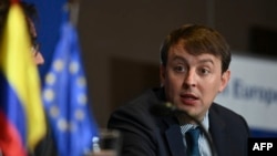ARCHIVO - El jefe de la Misión de Observación Electoral de la UE en Colombia Javi López durante una rueda de prensa en Bogotá, el 31 de mayo de 2022.
