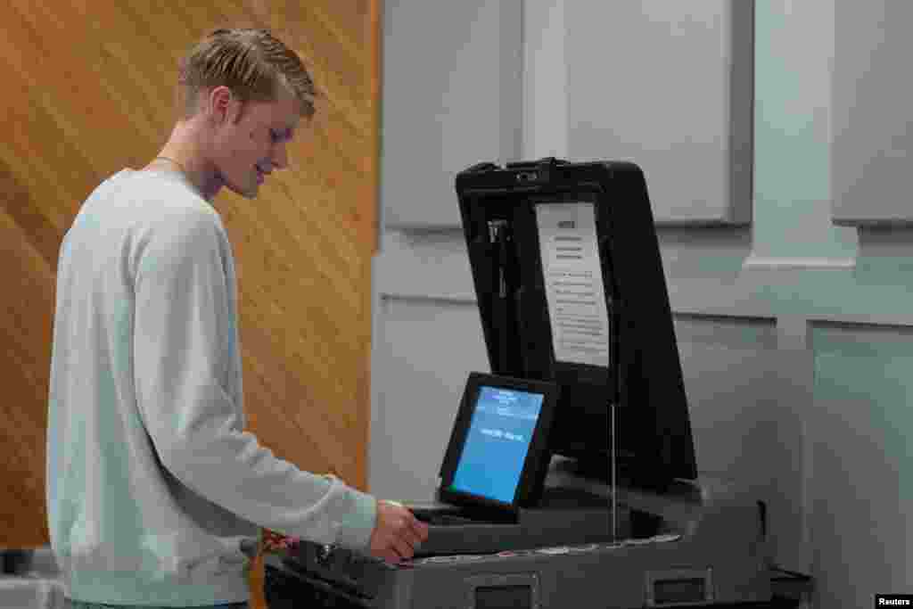 O eleitor de primeira viagem Henry Schultz, 18 anos, vota nas eleições presidenciais dos EUA de 2024 no Centro Comunitário Billings Park em Superior, Wisconsin, em 5 de novembro de 2024.