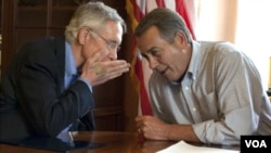 El líder demócrata en el Senado, Harry Reid y el presidente de la Cámara de Representantes, John Boehner presentaron sus planes.